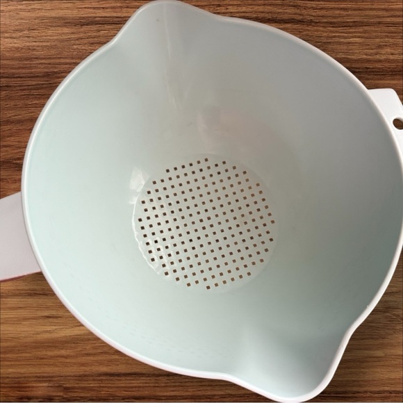 Vintage 1970s Tupperware #1523-6 Large 2 Qt. Mint Green Colander Strainer - Picture 4 of 4